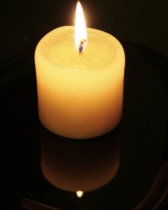 720px-Candle-flame-and-reflection