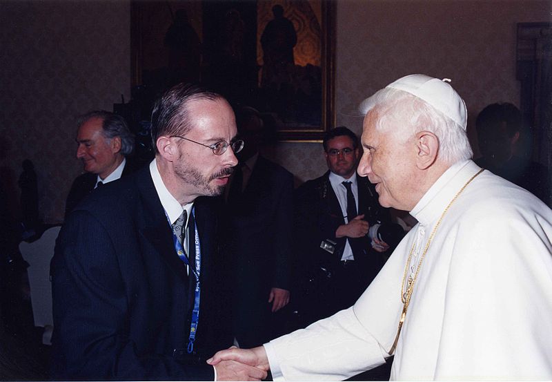 Journalist John Allen greets the Pope.